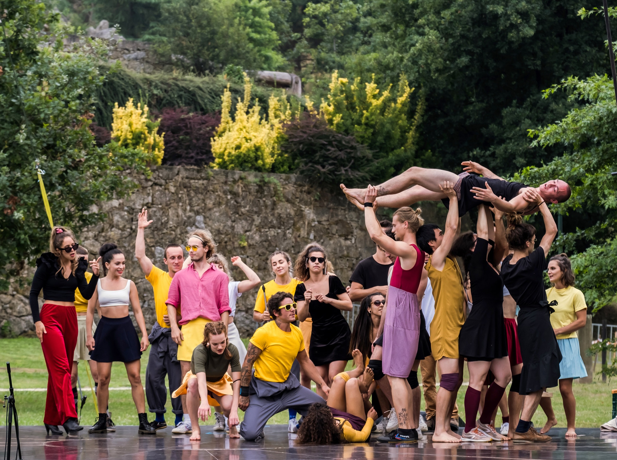 Contemporary circus performance